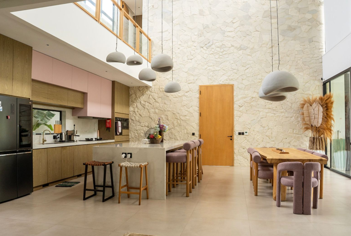 Freehold villa for sale in Perenenan offering 4 bedrooms, modern luxury design, private pool and prime lifestyle location close to cafés and the beach.