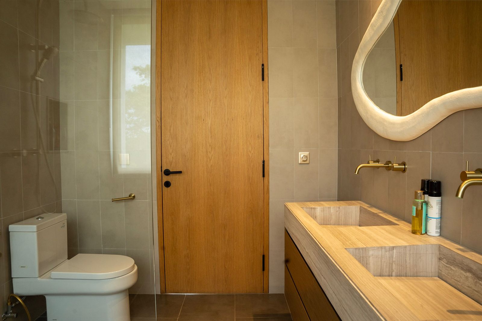 Villa Sampai – Freehold Luxury Villa for Sale in Perenenan Village, Bali (10) Freehold villa for sale in Perenenan offering 4 bedrooms, modern luxury design, private pool and prime lifestyle location close to cafés and the beach.