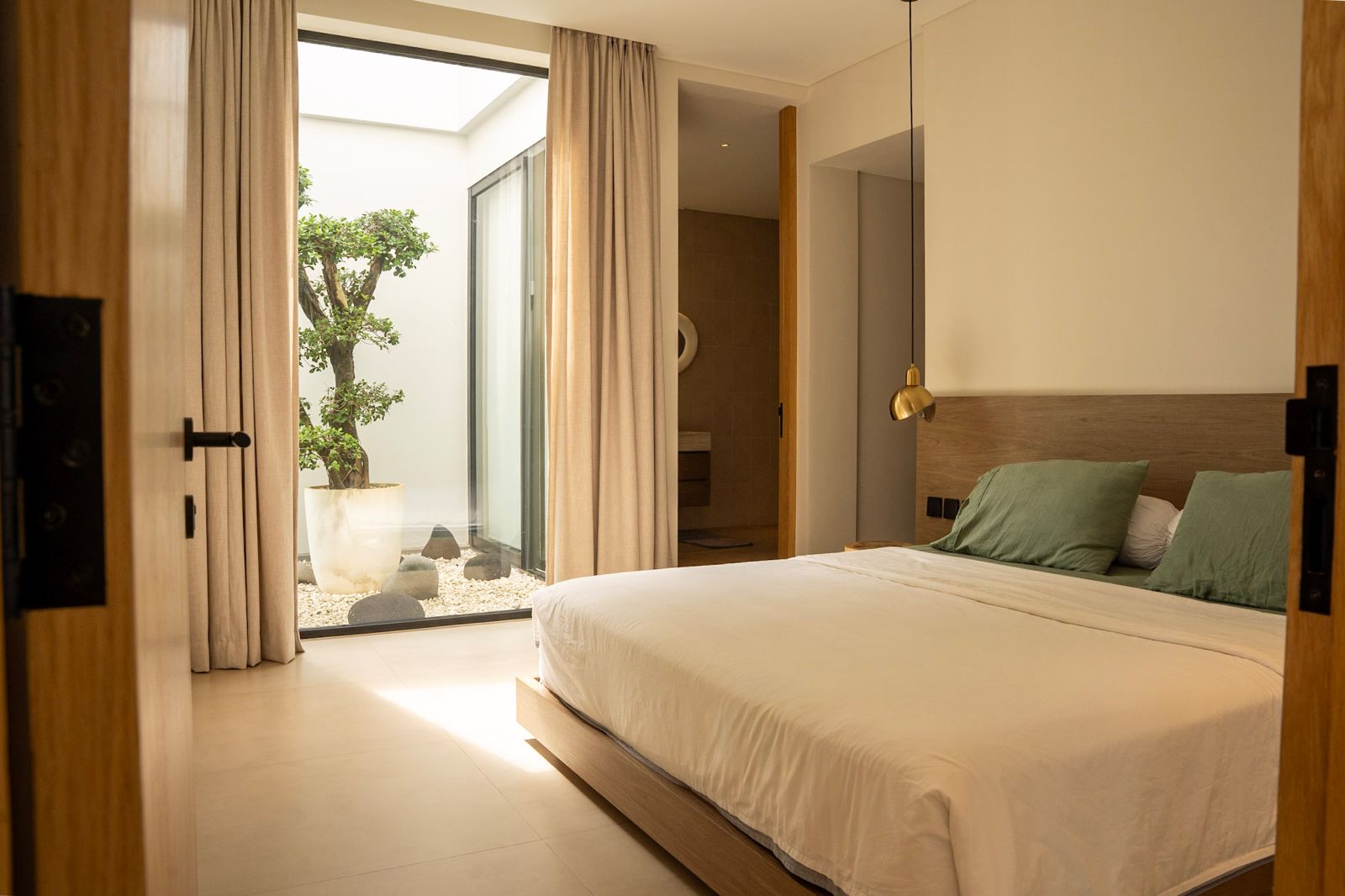 Villa Sampai – Freehold Luxury Villa for Sale in Perenenan Village, Bali (11) Freehold villa for sale in Perenenan offering 4 bedrooms, modern luxury design, private pool and prime lifestyle location close to cafés and the beach.