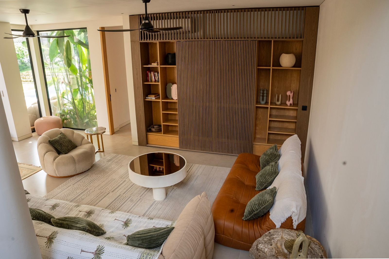 Villa Sampai – Freehold Luxury Villa for Sale in Perenenan Village, Bali (12) Freehold villa for sale in Perenenan offering 4 bedrooms, modern luxury design, private pool and prime lifestyle location close to cafés and the beach.