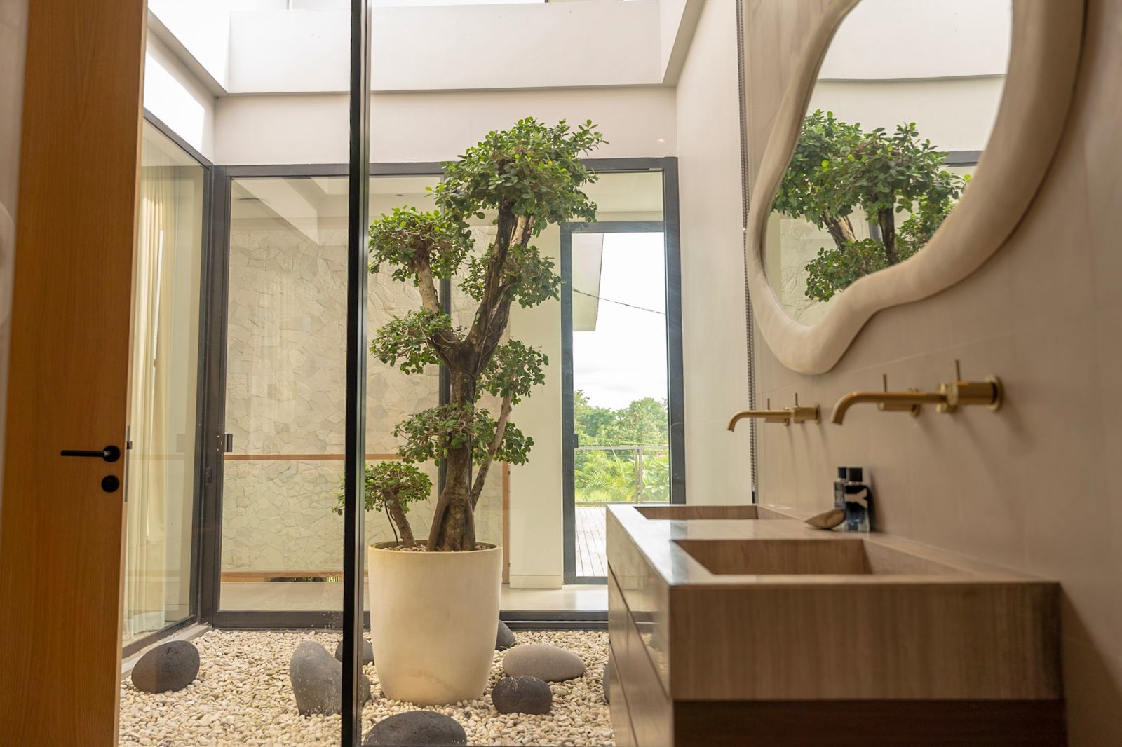 Villa Sampai – Freehold Luxury Villa for Sale in Perenenan Village, Bali (13) Freehold villa for sale in Perenenan offering 4 bedrooms, modern luxury design, private pool and prime lifestyle location close to cafés and the beach.