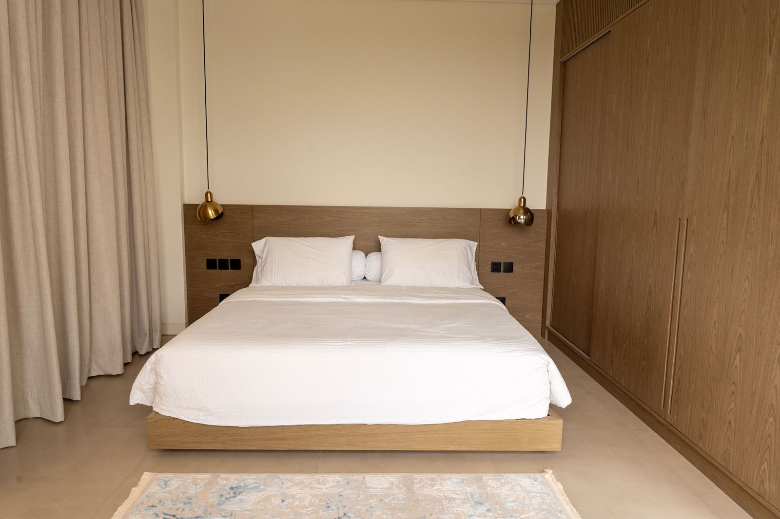 Villa Sampai – Freehold Luxury Villa for Sale in Perenenan Village, Bali (15) Freehold villa for sale in Perenenan offering 4 bedrooms, modern luxury design, private pool and prime lifestyle location close to cafés and the beach.