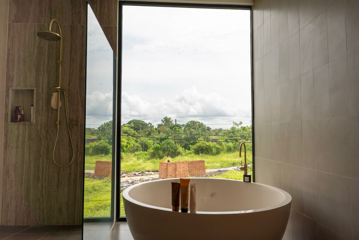 Freehold villa for sale in Perenenan offering 4 bedrooms, modern luxury design, private pool and prime lifestyle location close to cafés and the beach.