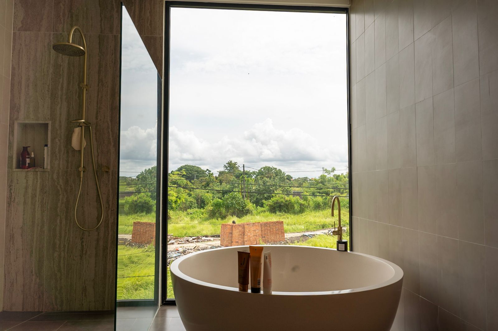 Villa Sampai – Freehold Luxury Villa for Sale in Perenenan Village, Bali (16) Freehold villa for sale in Perenenan offering 4 bedrooms, modern luxury design, private pool and prime lifestyle location close to cafés and the beach.