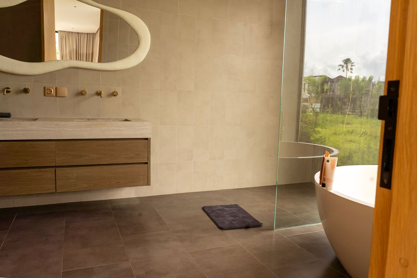 Villa Sampai – Freehold Luxury Villa for Sale in Perenenan Village, Bali (17) Freehold villa for sale in Perenenan offering 4 bedrooms, modern luxury design, private pool and prime lifestyle location close to cafés and the beach.