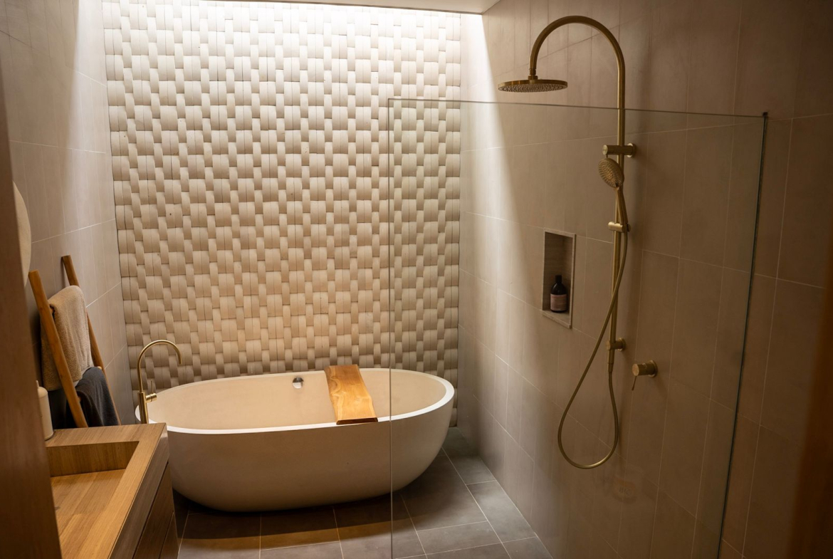 Freehold villa for sale in Perenenan offering 4 bedrooms, modern luxury design, private pool and prime lifestyle location close to cafés and the beach.