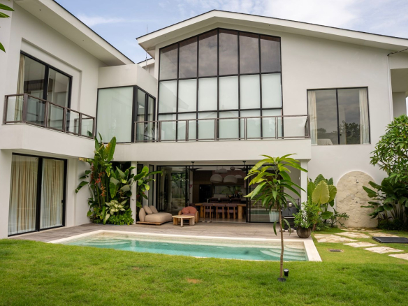 Freehold villa for sale in Perenenan offering 4 bedrooms, modern luxury design, private pool and prime lifestyle location close to cafés and the beach.