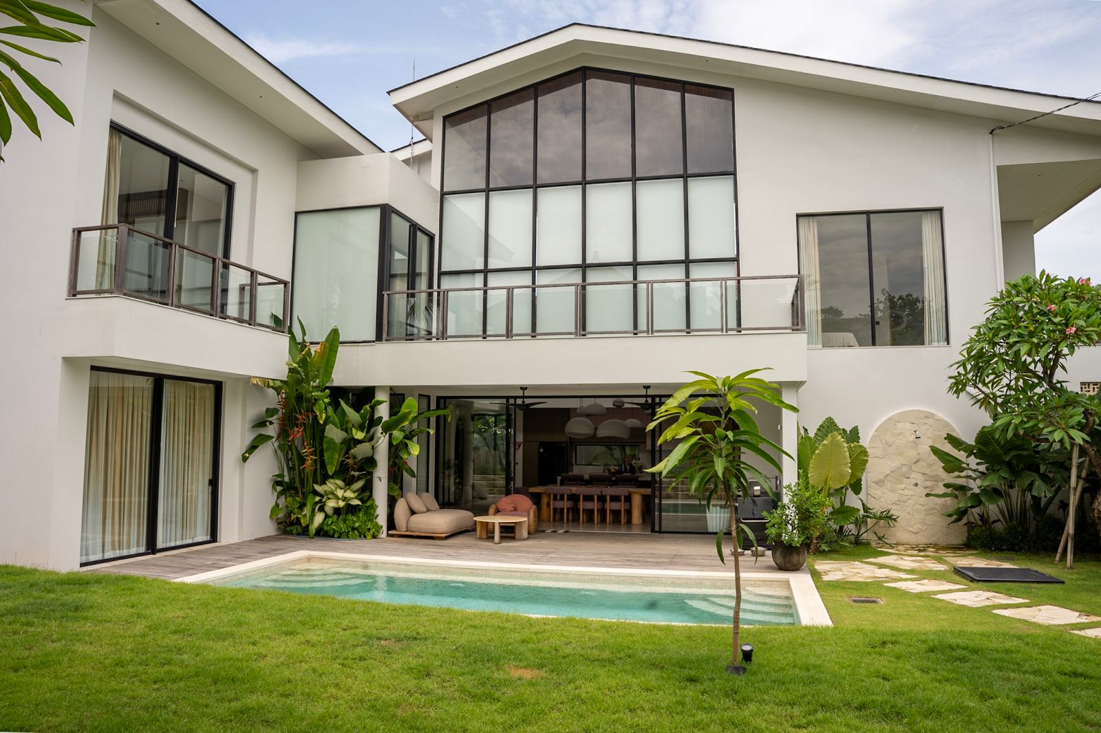 Villa Sampai – Freehold Luxury Villa for Sale in Perenenan Village, Bali (20) Freehold villa for sale in Perenenan offering 4 bedrooms, modern luxury design, private pool and prime lifestyle location close to cafés and the beach.