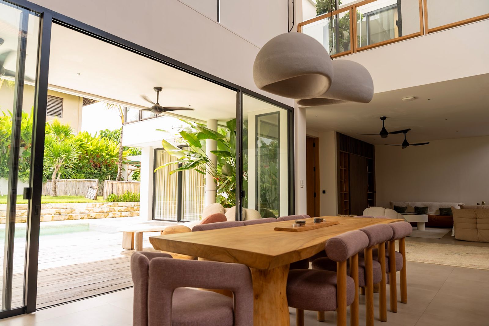 Villa Sampai – Freehold Luxury Villa for Sale in Perenenan Village, Bali (21) Freehold villa for sale in Perenenan offering 4 bedrooms, modern luxury design, private pool and prime lifestyle location close to cafés and the beach.
