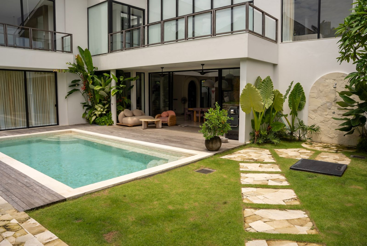 Freehold villa for sale in Perenenan offering 4 bedrooms, modern luxury design, private pool and prime lifestyle location close to cafés and the beach.