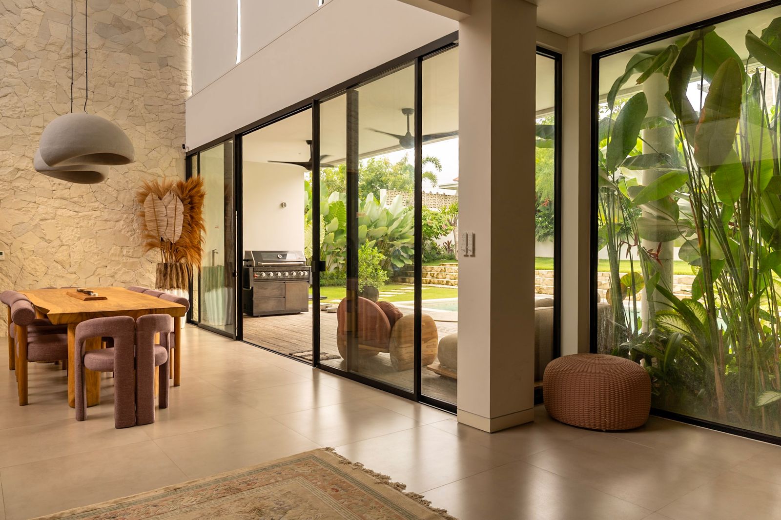 Villa Sampai – Freehold Luxury Villa for Sale in Perenenan Village, Bali (3) Freehold villa for sale in Perenenan offering 4 bedrooms, modern luxury design, private pool and prime lifestyle location close to cafés and the beach.