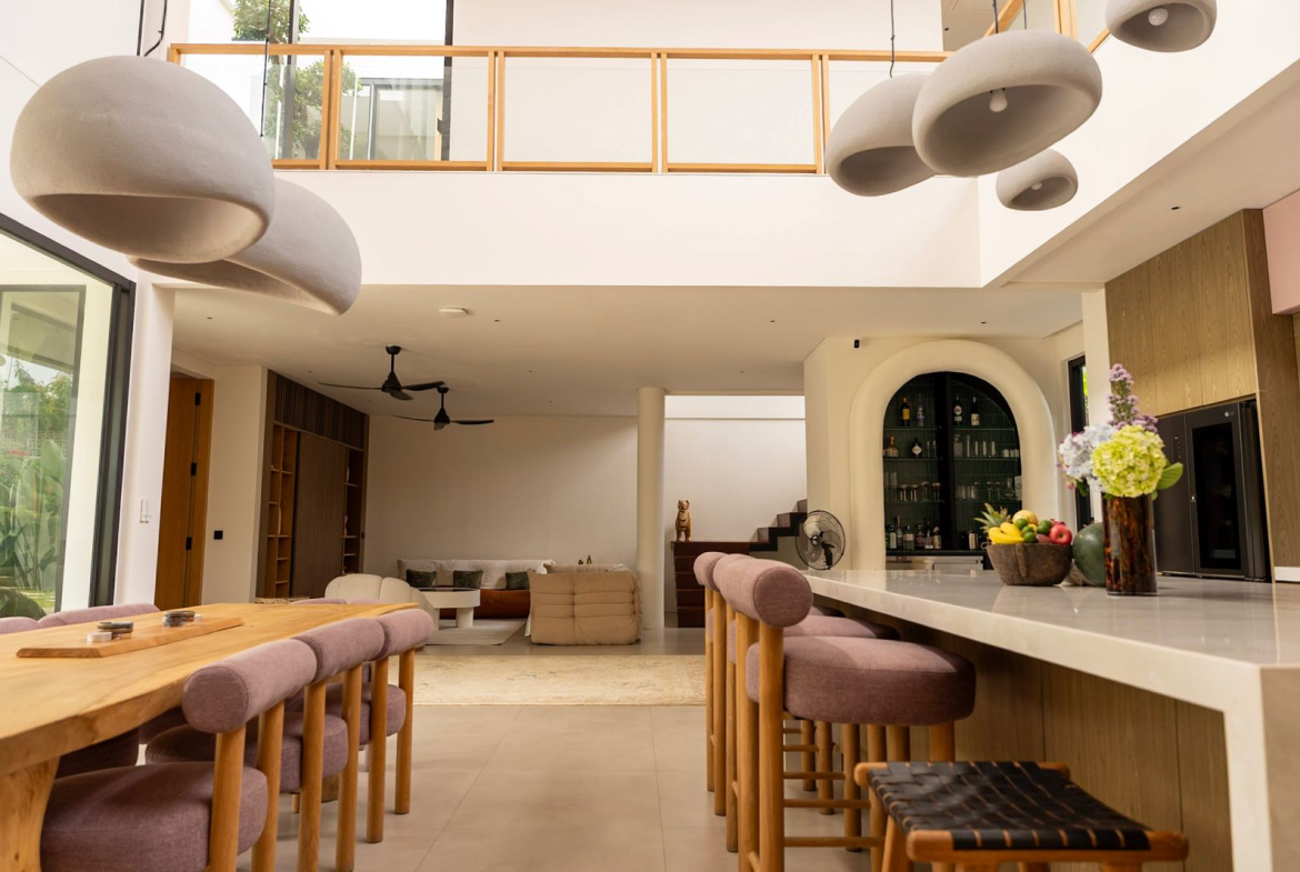 Freehold villa for sale in Perenenan offering 4 bedrooms, modern luxury design, private pool and prime lifestyle location close to cafés and the beach.