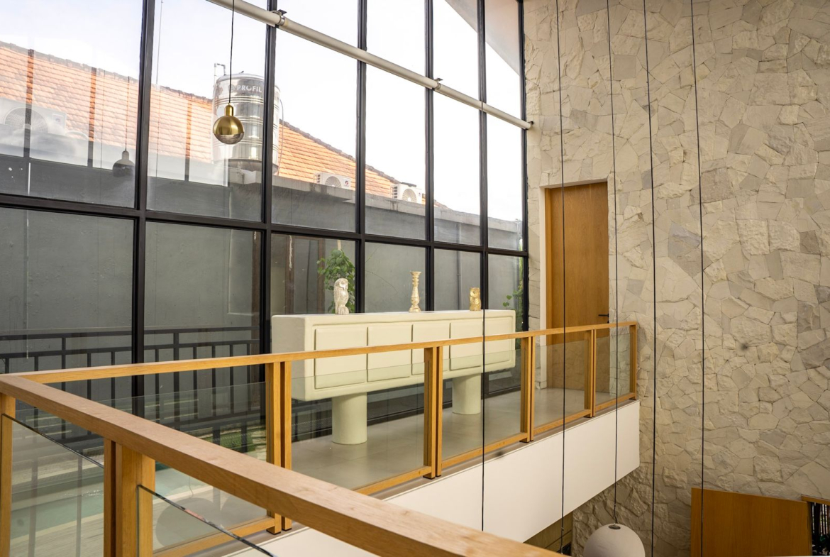 Freehold villa for sale in Perenenan offering 4 bedrooms, modern luxury design, private pool and prime lifestyle location close to cafés and the beach.