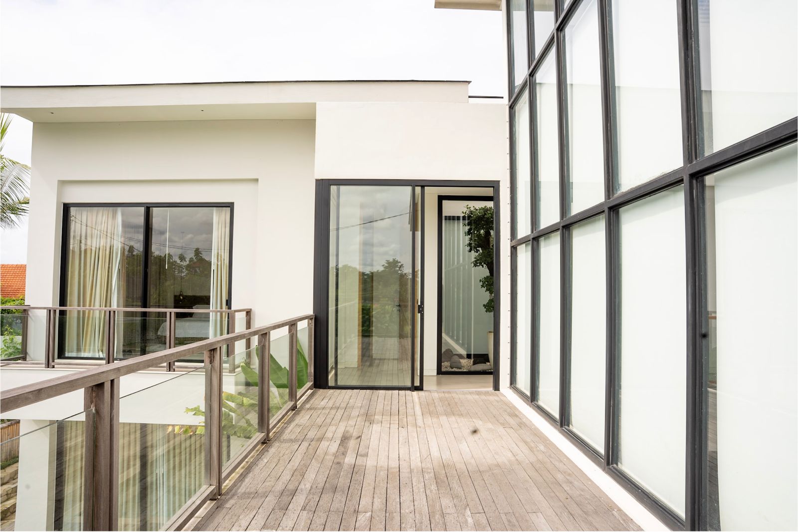 Villa Sampai – Freehold Luxury Villa for Sale in Perenenan Village, Bali (7) Freehold villa for sale in Perenenan offering 4 bedrooms, modern luxury design, private pool and prime lifestyle location close to cafés and the beach.