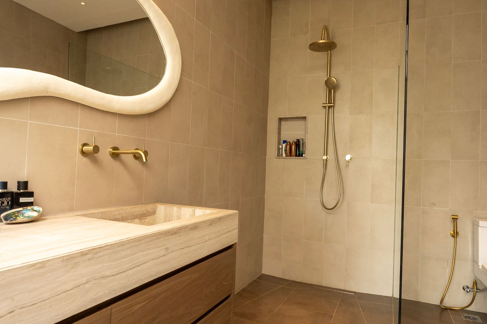 Villa Sampai – Freehold Luxury Villa for Sale in Perenenan Village, Bali (9) Freehold villa for sale in Perenenan offering 4 bedrooms, modern luxury design, private pool and prime lifestyle location close to cafés and the beach.